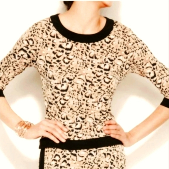 VINCE CAMUTO Leopard Printed Top - Picture 1 of 5